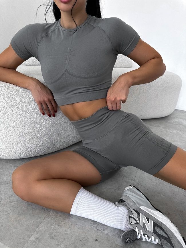 Damski komplet dwuczęściowy do fitnessu - crop-top i szorty z push-upem, bezszwowy, Classic, (szary), S