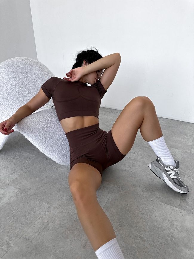 Damski komplet dwuczęściowy do fitnessu - crop-top i szorty z push-upem, bezszwowy, Classic, (kawowy), S