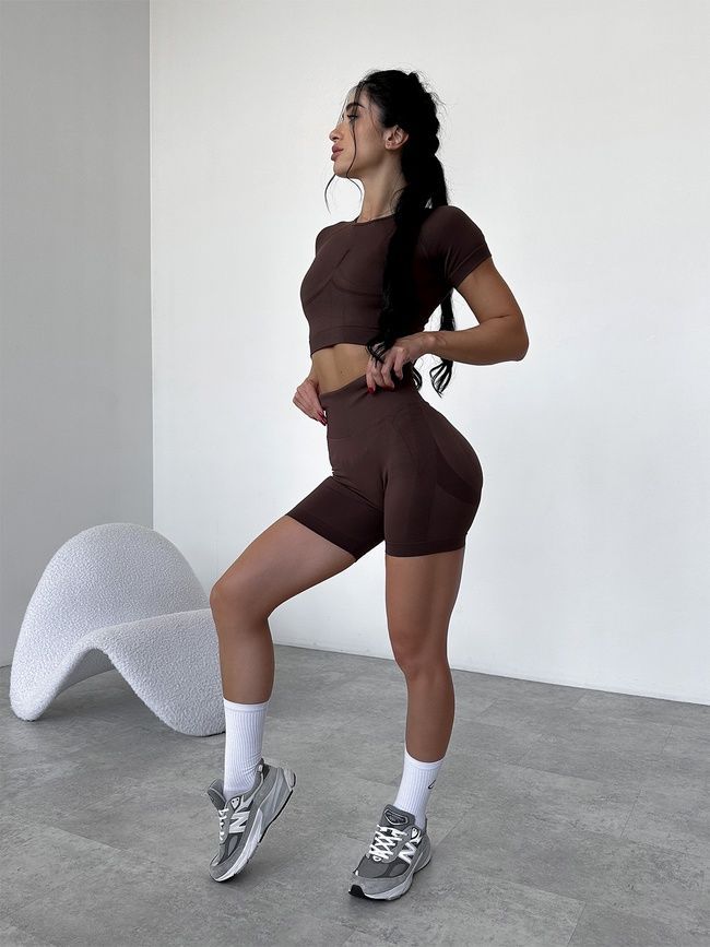 Damski komplet dwuczęściowy do fitnessu - crop-top i szorty z push-upem, bezszwowy, Classic, (kawowy), S